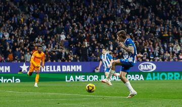 1-0. Contraataque del conjunto perico, que finaliza por el costado derecho con una asistencia de Omar El Hilali al segundo palo, donde llega Carlos Romero y cruza el baln con la izquierda, para superar a Thibaut Courtois.