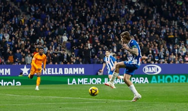 1-0. Contraataque del conjunto perico, que finaliza por el costado derecho con una asistencia de Omar El Hilali al segundo palo, donde llega Carlos Romero y cruza el balón con la izquierda, para superar a Thibaut Courtois.