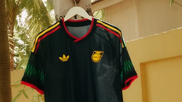 La camiseta visitante es una auténtica celebración de la música en Jamaica y de cómo sus ritmos impregnan la cultura de la isla. 