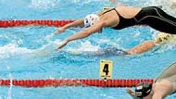 <b>ORO PARA FRANCIA</b>. El agua se agita en pleno relevo 4X100 femenino: vuela primera la posta francesa, oro por delante de Holanda y Suecia.