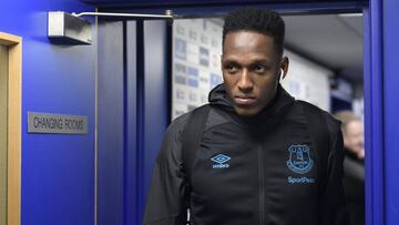 Yerry Mina antes de un partido con Everton.