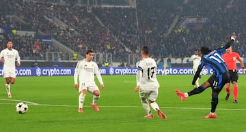 2-3. El jugador nigeriano encara a Lucas V¨¢zquez que le da espacio, lo aprovecha y saca un derechazo raso al palo corto de Thibaut Courtois y superar la estirada del portero belga.