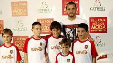 <b>ÍDOLO. </b>Soldado, ayer acompañado de admiradores.