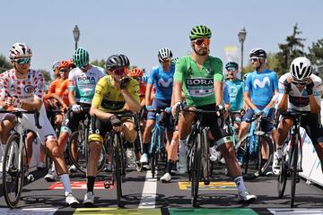 Benoit Cosnefroy, Adam Yates, Peter Sagan y Egan Bernal esperan el inicio de la etapa. 