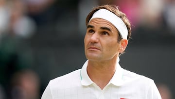 Roger Federer, con la mirada perdida, en Wimbledon.