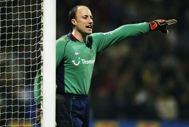 El carismático portero estadounidense que en España jugó en el Rayo, dejo el club vallecano para enrolarse en el equipo spur donde estuvo 3 temporadas.