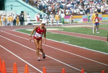 La vencedora de la prueba de maratón femenino, Gabriela Andersen-Scheiss, recorrió los 200 últimos metros sin fuerzas y rodeada de médicos, sin que los jueces interviniesen. 