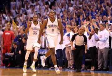 Serge Ibaka (detrás Kevin Durant) celebra una canasta durante los playoffs de 2012. Ese año, los Thunder alcanzaron las Finales.