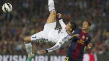 Cristiano Ronaldo intenta un remate ante Adriano durante el Barcelona-Real Madrid.