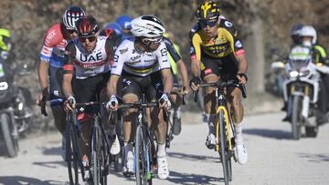 Julian Alaphilippe, Tadej Pogacar, Mathieu Van der Poel, Wout Van Aert, Egan Bernal, Thomas Pidcock y Michael Gogl, durante la Strade Bianche 2021.