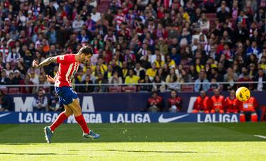 Otro mal despeje de Las Palmas que Koke aprovechó de nuevo, puso el balón al área y el más listo de la clase, Correa, finalizó sin dejarla caer ante un Valles vendido.