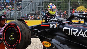 Red Bull Racing's Mexican driver Sergio Perez looks on as rangers remove his car from the side of the track during the qualifying round of the 2023 Formula One Australian Grand Prix at the Albert Park Circuit in Melbourne on April 1, 2023. (Photo by Paul CROCK / AFP) / -- IMAGE RESTRICTED TO EDITORIAL USE - STRICTLY NO COMMERCIAL USE --