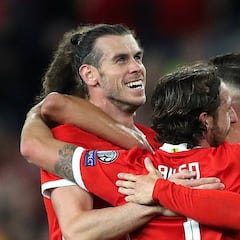 Bale sí juega feliz con Gales