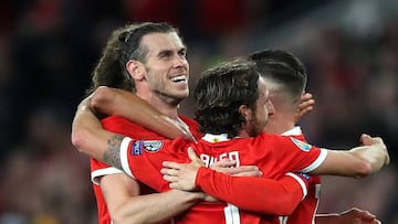 Bale sí juega feliz con Gales