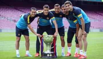 PEDRO, TELLO, ALEXIS, MONTOYA Y BARTRA jugadores del Barcelona posando con la Copa de Liga en el Camp Nou.