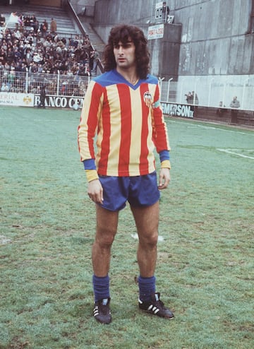 El delantero argentino vistió la camiseta del Valencia en dos etapas diferentes: desde 1976 hasta 1981 y desde 1982 hasta 1984. Tras salir del Valencia fichó por el Hércules donde estuvo dos temporadas hasta 1986.