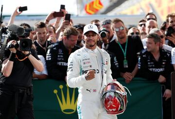 Lewis Hamilton celebra la victoria de carrera. 