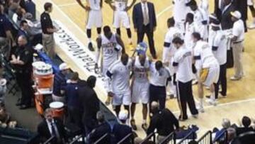 David West, ayudado por su compañeros, tras torcerse el tobillo.