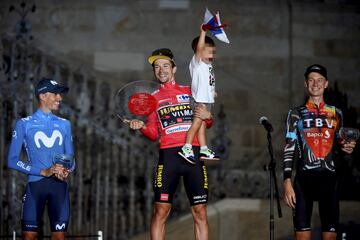 Podio final de La Vuelta; Enric Mas, Primoz Roglic y Jack Haig.