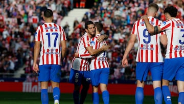 MADRID (ESPAÑA), 13/12/2025.- El delantero francés del Atlético de Madrid Antoine Griezmann (c) celebra tras marcar el 2-1 durante el partido de LaLiga entre el Atlético de Madrid y el Valencia disputado este domingo en el estadio Metropolitano en Madrid. EFE/ J.J. Guillén