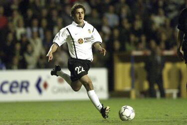 ‘El Payaso’ maravilló a España con su calidad desde 2001 a 2008, cuando se fue del Zaragoza. Pero el que le abrió las puertas de España fue el Valencia, pagando por él más de veinte millones a River Plate. Es uno de los jugadores que se recuerdan con más cariño en Valencia y protagonista principal de una de las mejores etapas de la historia del club, cuando ganaron dos ligas, una Copa de la UEFA y una Supercopa de Europa.