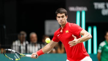 El tenista español Carlos Alcaraz golpea una bola durante su partido ante Soonwoo Kwon en la eliminatoria de la fase de grupos de Copa Davis entre España y Corea del Sur.