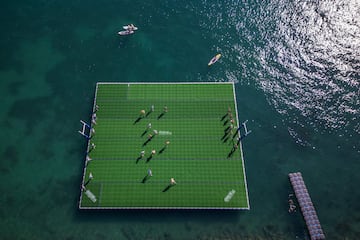 Curiosas fotografías tomadas desde el aire en la que se observa a un grupo de jugadores luchando por el balón en un campo de rugby flotante en el lago Lemán durante el Water Rugby Lausanne, un insólito torneo de tres días organizado por LUC Rugby que reunió a más de 240 jugadores en Lausana, en el oeste de Suiza.