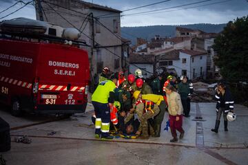 Varios servicios de emergencias ayudan en las labores de rescate en Letur, Albacete. En torno a 30 personas se han quedado atrapadas en sus viviendas por la riada.