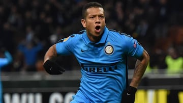 Luego de tres años en China, el mediocampista colombiano está en busca de un nuevo reto. Aunque los rumores indican que podría regresar al Inter de Milán, no se descarta que vaya a otro club.