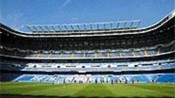 <B>ENTRENAMIENTO EN EL CAMPO CINCO ESTRELLAS</B>. Las obras del nuevo Santiago Bernabéu están completamente perfiladas. A falta de algunos detalles, la plantilla del Real Madrid se ejercitó sobre el nuevo césped que ya se estrenara en el pasado Trofeo Centenario.
