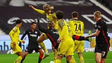 Soccer Football - Bundesliga - Eintracht Frankfurt v Borussia Dortmund - Deutsche Bank Park, Frankfurt, Germany - January 8, 2022 Eintracht Frankfurt&#039;s Evan Ndicka in action with Borussia Dortmund&#039;s Erling Braut Haaland REUTERS/Kai Pfaffenbach DFL REGULATIONS PROHIBIT ANY USE OF PHOTOGRAPHS AS IMAGE SEQUENCES AND/OR QUASI-VIDEO.