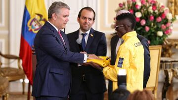 Iván Duque entrega la bandera a Yuberjén Martínez