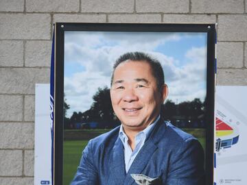 Retrato de Vichai Srivaddhanaprabha en los alrededores del King Power Stadium. 