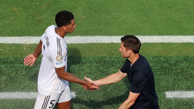 Jogadores de Getafe e Real Madrid em campo.