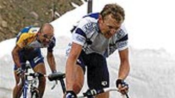 <b>FRIGO LOS DEJÓ HELADOS.</B> Dario Frigo precede a Piepoli en la subida.