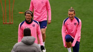 De Paul, junto a Griezmann, en un entrenamiento del Atlético.