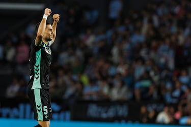 El central bético consiguió un gol en el partido adelantado ate el Celta. Sigue siendo muy importante para Pellegrini. En n equipo con tantos buenos jugadores de ataque no es fácil anotar siendo un central.