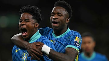 Endrick y Vinicius Júnior celebran el gol de Brasil ante Inglaterra.