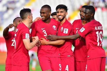 El jugador de Qatar AbdelKarim Hassan celebra con sus compañeros el definitivo 0-6.