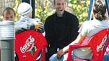 <b>RELAX TRAS EL TRABAJO</B>. Zidane se divirtió de lo lindo con los comentarios de Solari durante el almuerzo.