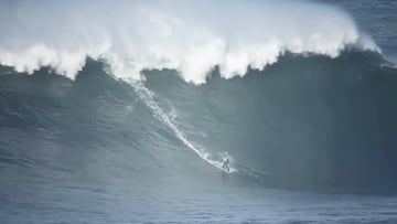 Axi Muniain surfeando una de las olas m&aacute;s grandes y peligrosas del mundo, Agiti, que rompe frente a San Sebasti&aacute;n, en una sesi&oacute;n el diciembre del 2011. 