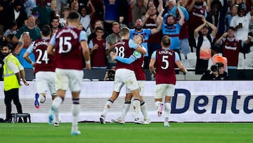 Los jugadores del West Ham celebran el gol de Jarrod Bowen ante el Bournemouth.