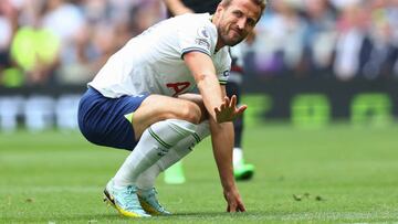 LONDON, ENGLAND - SEPTEMBER 03: Harry Kane of Tottenham Hotspur reacts after a missed shot during the Premier League match between Tottenham Hotspur and Fulham FC at Tottenham Hotspur Stadium on September 03, 2022 in London, England. (Photo by Clive Rose/Getty Images)