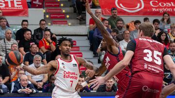 MURCIA, 10/12/2023.- El base armenio de Valencia Basket Chris Jones (i) controla el balón ante la presión del escolta serbio UCAM Murcia Dylan Ennis (2d), durante el partido de la décimo tercera jornada Liga Endesa, que están disputando este domingo en el Palacio de los Deportes de Murcia. EFE/Marcial Guillén