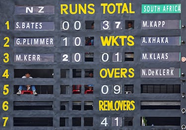 En plena era tecnológica, donde la mayoría de los estadios de todo el mundo cuentan con videomarcadores de última generación, resulta sorprendente esta imagen. Corresponde a la Copa Mundial de críquet femenina, que tiene lugar en India. Varias personas observan el partido entre Nueva Zelanda y Sudáfrica a través de los huecos que quedan en el marcador.