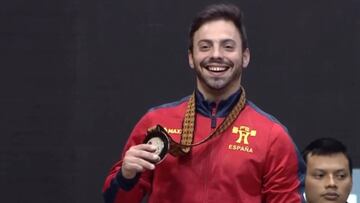 Josue Bracho en el podio tras ganar bronce en al categoría 61 kilogramos