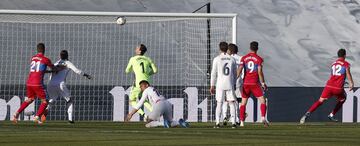 ¡¡MARCA DANI CALVO!! ¡Lanzamiento de esquina que recibe el central muy solo en el segundo palo y remata de cabeza con potencia para batir a Courtois! Pegó en el larguero y después botó dentro.