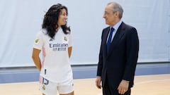 Ivana Andr&eacute;s, capitana blanca, y Florentino P&eacute;rez, presidente, durante la foto oficial del primer equipo femenino del Real Madrid. 