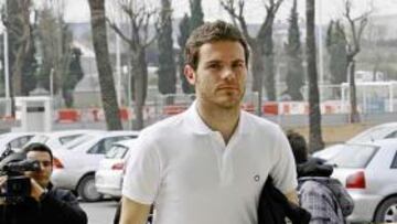 <b>FUTURO INCIERTO.</b> Mata quiere seguir en el Valencia, pero todavía no le mejoran el contrato.