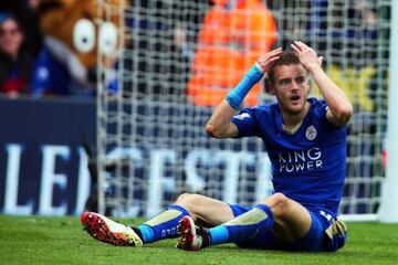 Jamie Vardy can't believe that he's about to be shown a second yellow following his tumble in the box.